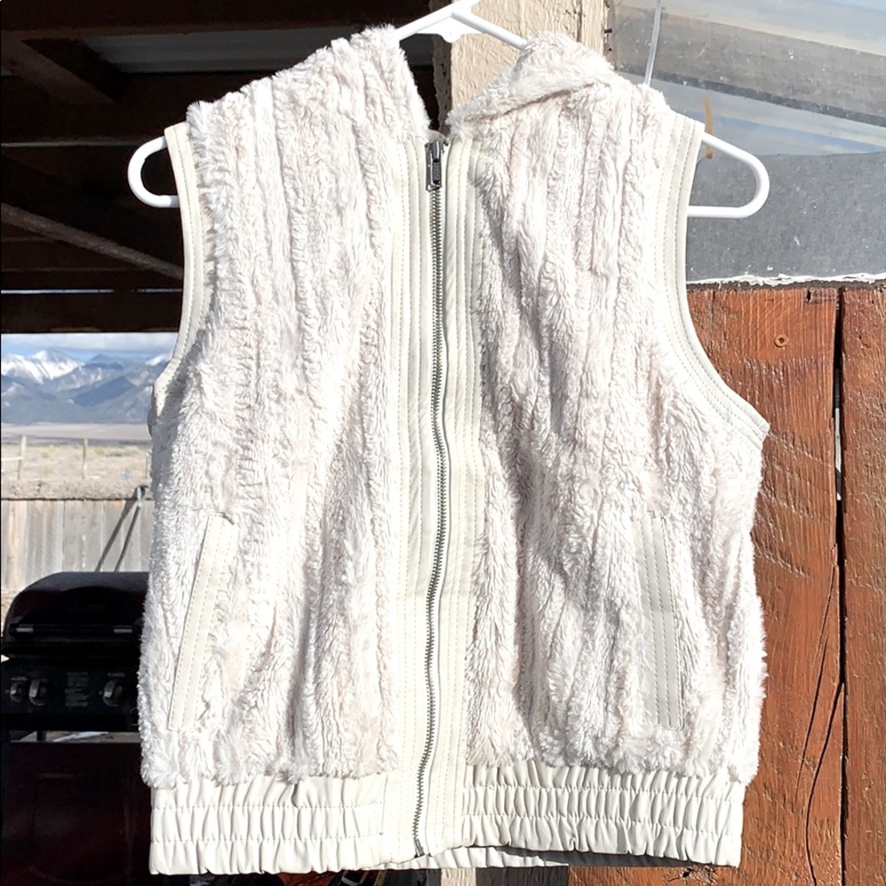 🐻‍❄️ White Vest 🐻‍❄️ - Picture 4 of 4